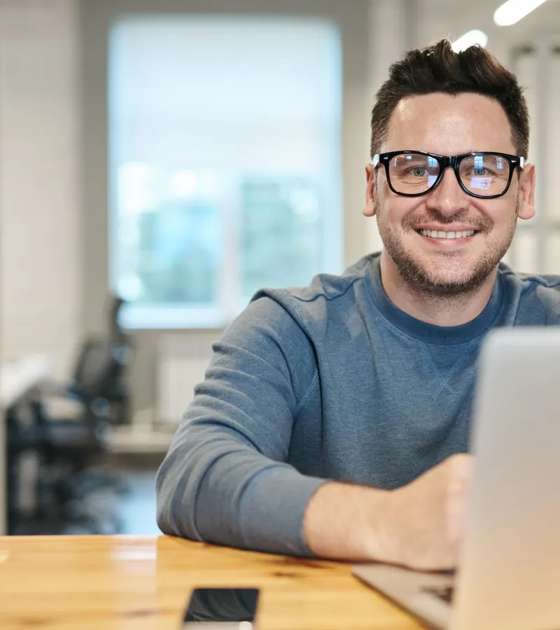 Contador sorrindo diante do notebook